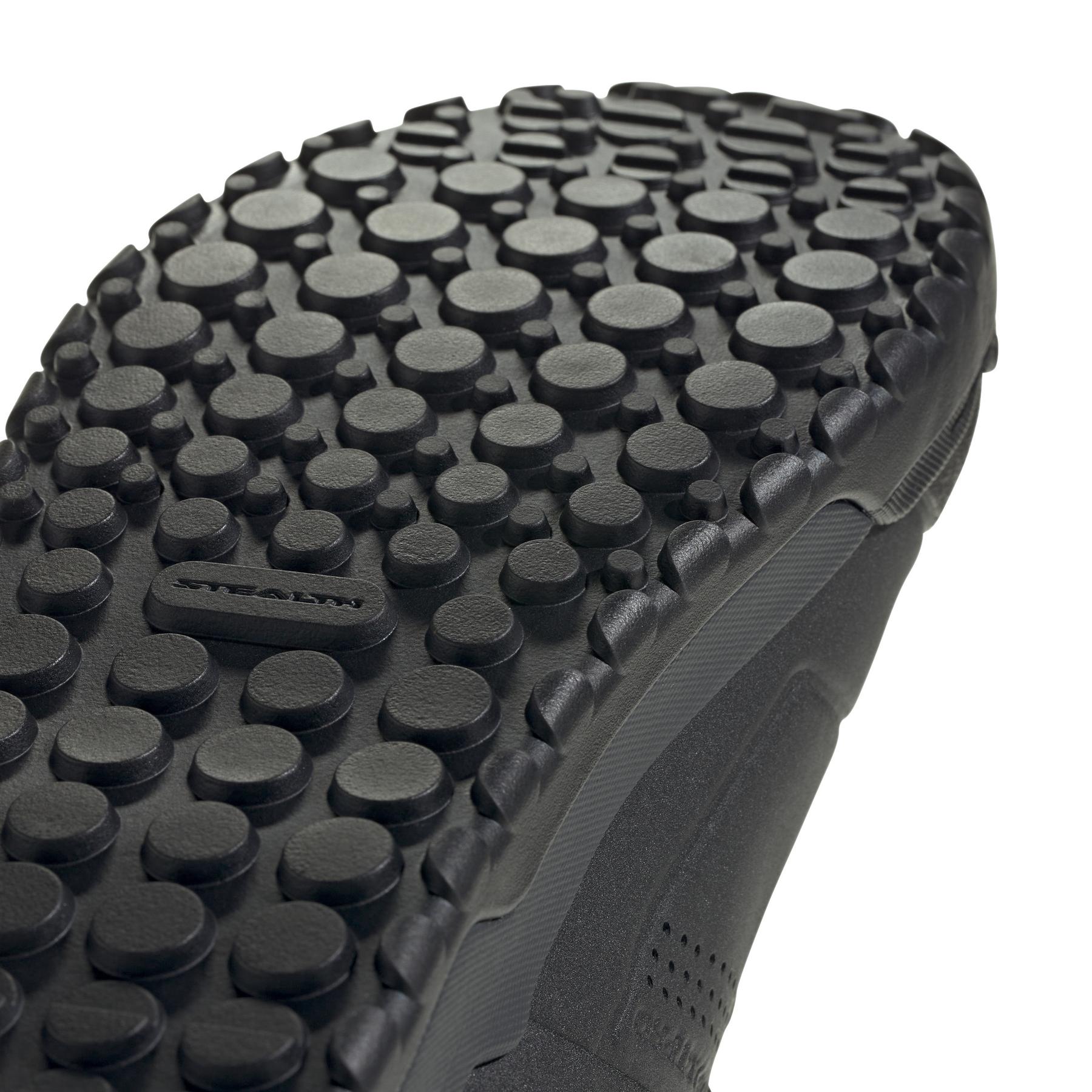 product/a/d/adidas_if7452_10_footwear_photography_detail_view_3_white-nw091625.jpg