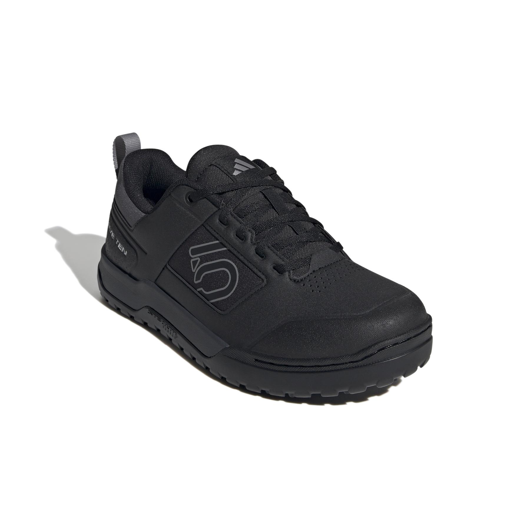product/a/d/adidas_if7452_6_footwear_photography_front_lateral_top_view_white-nw091625.jpg