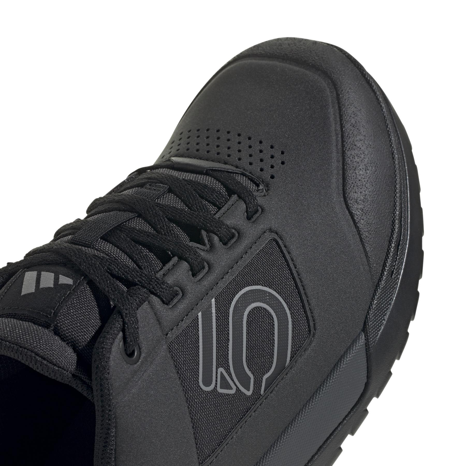 product/a/d/adidas_if7452_8_footwear_photography_detail_view_1_white-nw091625.jpg